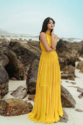 Robe longue sans manches en mousseline de soie et organza avec taille froncée et ourlet fluide à volants